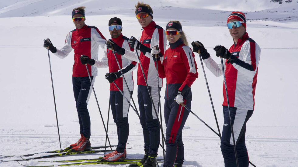 Simen Østensen, Nils-Ingar Aadne, Eirik Mysen, Emilie Fleten og Andrew Musgrave er fem av skiløperne bak SkiMentor-appen. I dag presenterer de treningsprogram for aktive skiløpere. (Foto: SkiMentor)