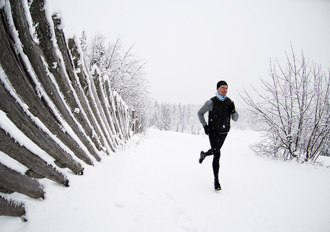Prest og fotballkommentator Endre Olav Osnes holder et stadig høyere nivå som løper, og han skulker ikke treninga sjøl om vinteren har meldt sin ankomst. (Foto: Bjørn Johannessen)