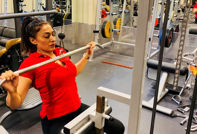 Trening og humor: Shabana Rehman blir ikke bare sprek, men hun får også gode ideer når hun trener. Noen av ideene bruker hun i podcasten SPA som hun lager sammen med komiker Zahid Ali og som kommer ut hver fredag. (Foto: privat)