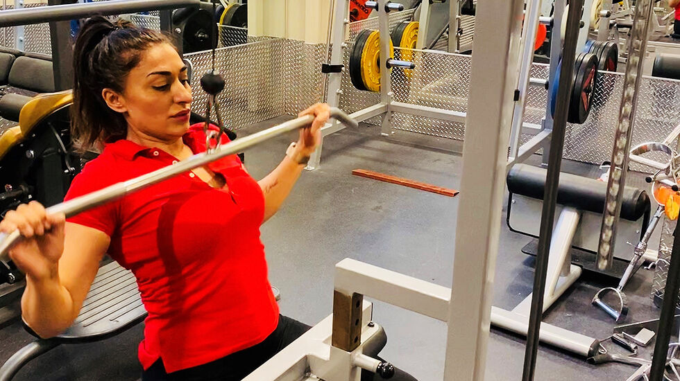 Trening og humor: Shabana Rehman blir ikke bare sprek, men hun får også gode ideer når hun trener. Noen av ideene bruker hun i podcasten SPA som hun lager sammen med komiker Zahid Ali og som kommer ut hver fredag. (Foto: privat)