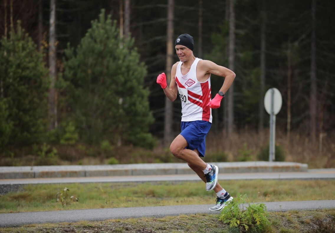 Artikkelforfatter Tim Bennett har lyst til å sjekke ut hva han kan klare på 1500 m på bane. (Foto: Bjørn Hytjanstorp)