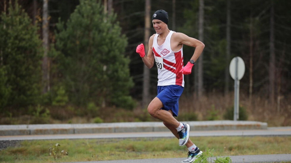 Artikkelforfatter Tim Bennett har lyst til å sjekke ut hva han kan klare på 1500 m på bane. (Foto: Bjørn Hytjanstorp)