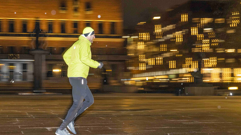 Forberedelse: Thomas Stordalen løper over Rådhusplassen, en hustren vinterdag. Til sommeren skal han løpe over den berømte plassen 4 ganger hver dag i 30 dager. (Foto: Rune Bendiksen)