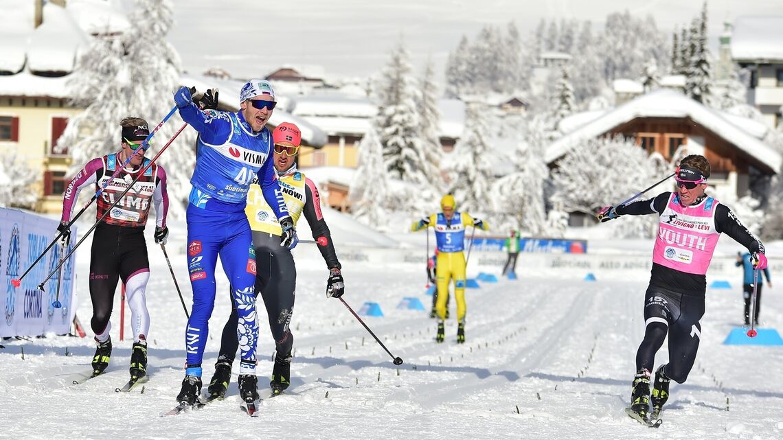 Russiske Ermil Vokuev jubler for seier i Toblach-Cortina. (Foto: Visma Ski Classics)