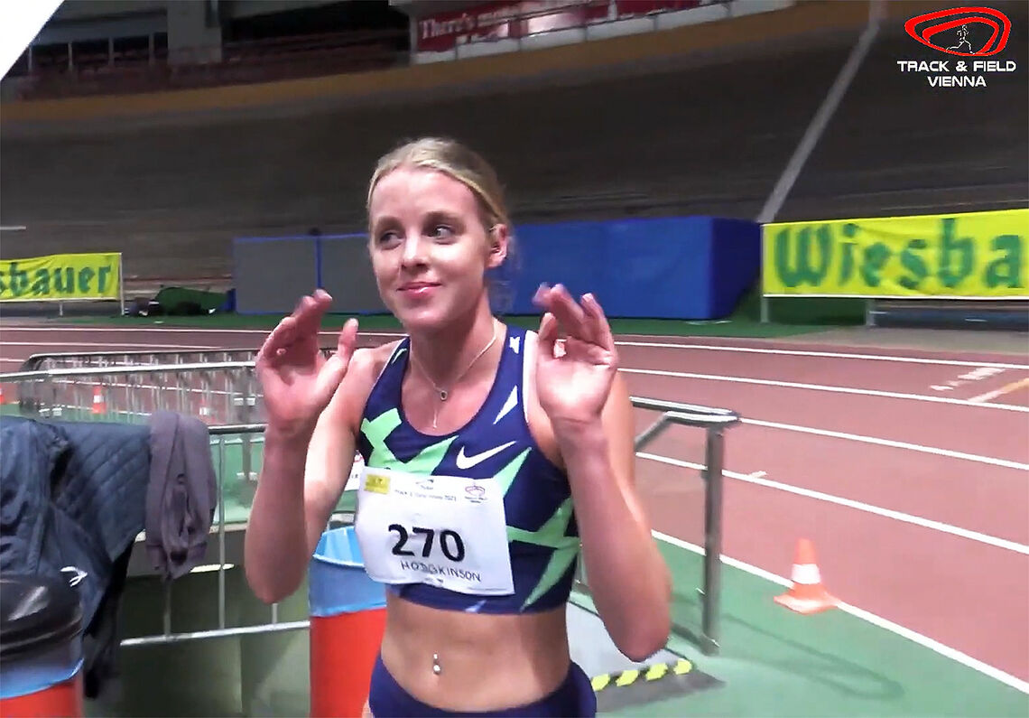 Britiske Keely Hodgkinson kunne glede seg over et strålende løp og ny verdensrekord. (Foto: skjermdump fra Vienna Indoor Track and Fields streaming)