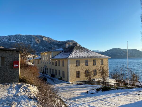 Tinghuset i Leikanger sett mot fjorden ein klår vinterdag.