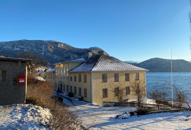 Tinghuset i Leikanger sett mot fjorden ein klår vinterdag.