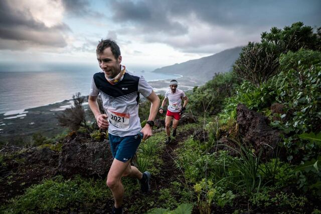 Stian Angermund i tet foran Aritz Egea i årets utgave av Maratón del Meridiano. (Foto: arrangøren)