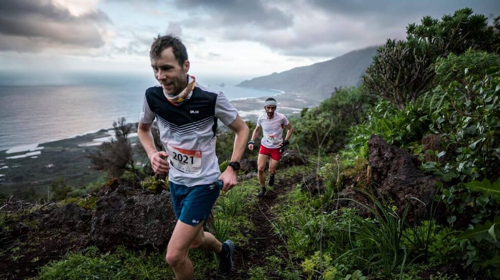 Stian Angermund i tet foran Aritz Egea i årets utgave av Maratón del Meridiano. (Foto: arrangøren)