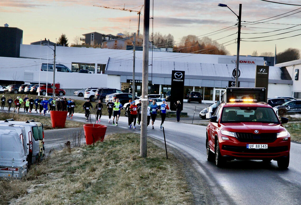 Ledebil vil lose løperne trygt gjennom Brusdalen der det er litt trafikk.