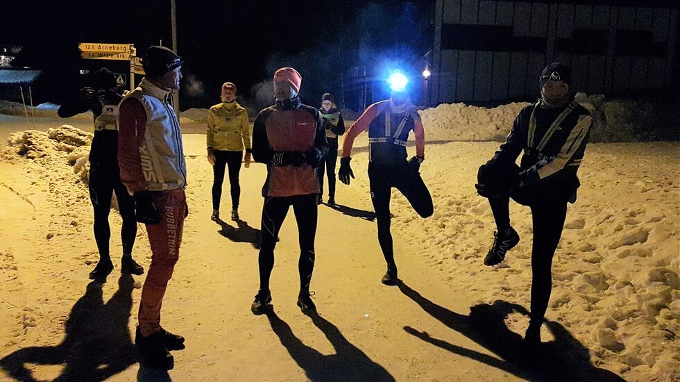 To kvinner og fem menn klare til start i Byflaten for å snøkute Glestadrunden mot klokka. (Foto: Stein Arne Negård)