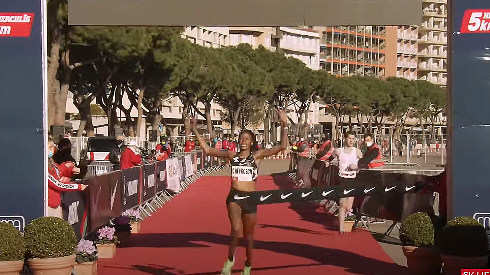 Beatrice Chepkoech bryter målstreken til en ny verdensrekord på 5 km gateløp med tiden 14:43. (Foto fra arrangørens streaming)
