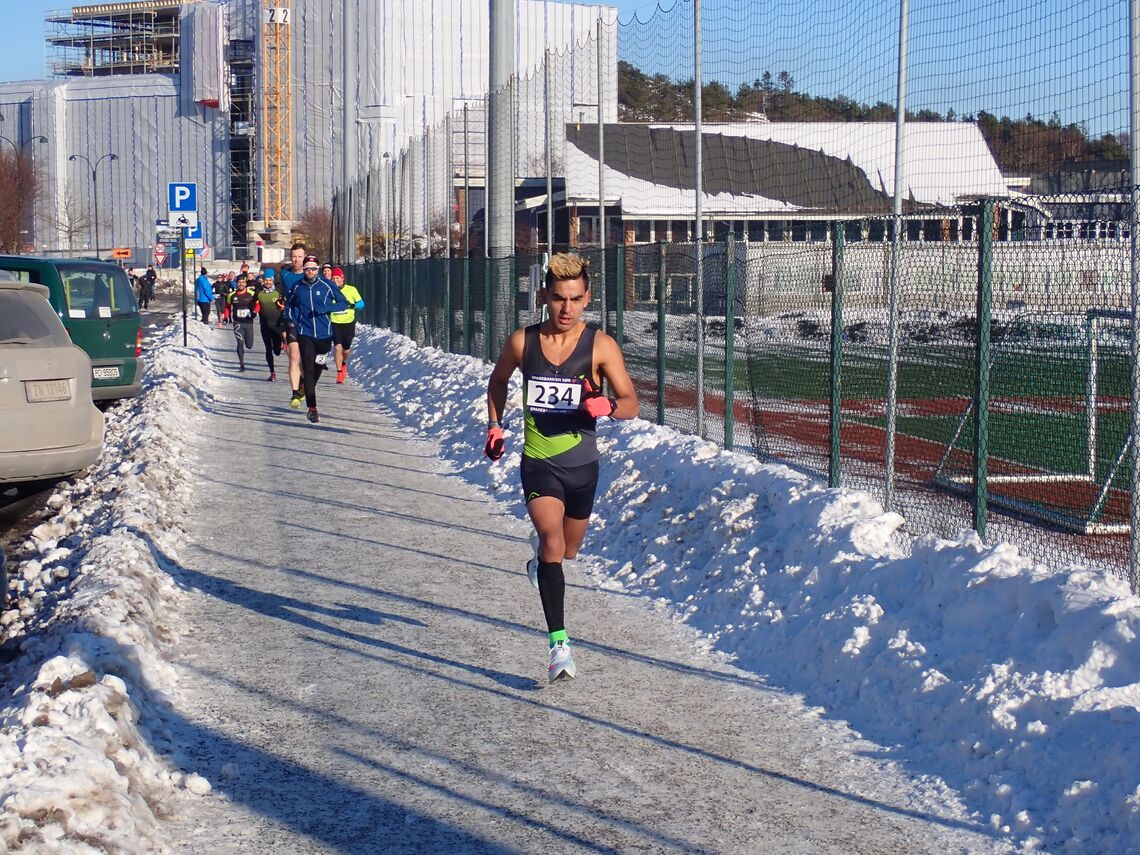 Gabriel Ingebretsen stikker fra feltet og vinner 10 km med god margin - i klassisk vinterantrekk. (Foto: Ivar Gogstad)