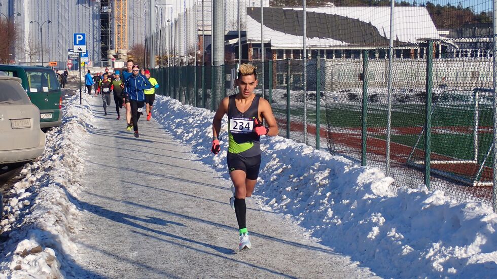 Gabriel Ingebretsen stikker fra feltet og vinner 10 km med god margin - i klassisk vinterantrekk. (Foto: Ivar Gogstad)