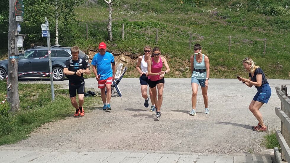 Kondistreninga Harestua klar for Myllavannet rundt. Fra venstre Anders Nordby, Åge Lindahl, Lise Wirstad Dynna, Hanne Vigander, Katinka Yri og tidtaker Anne Woldmo.
