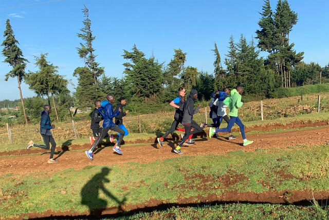 Finn Kollstad sykler og fotograferer - og lar seg inspirere av løping på høyt nivå i Iten i Kenya. (Foto: Finn Kollstad)