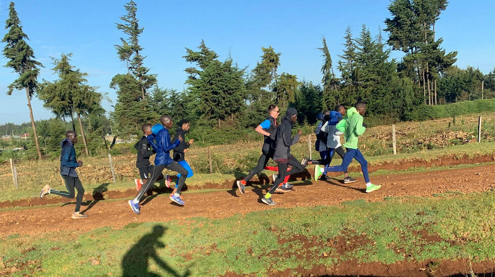 Finn Kollstad sykler og fotograferer - og lar seg inspirere av løping på høyt nivå i Iten i Kenya. (Foto: Finn Kollstad)