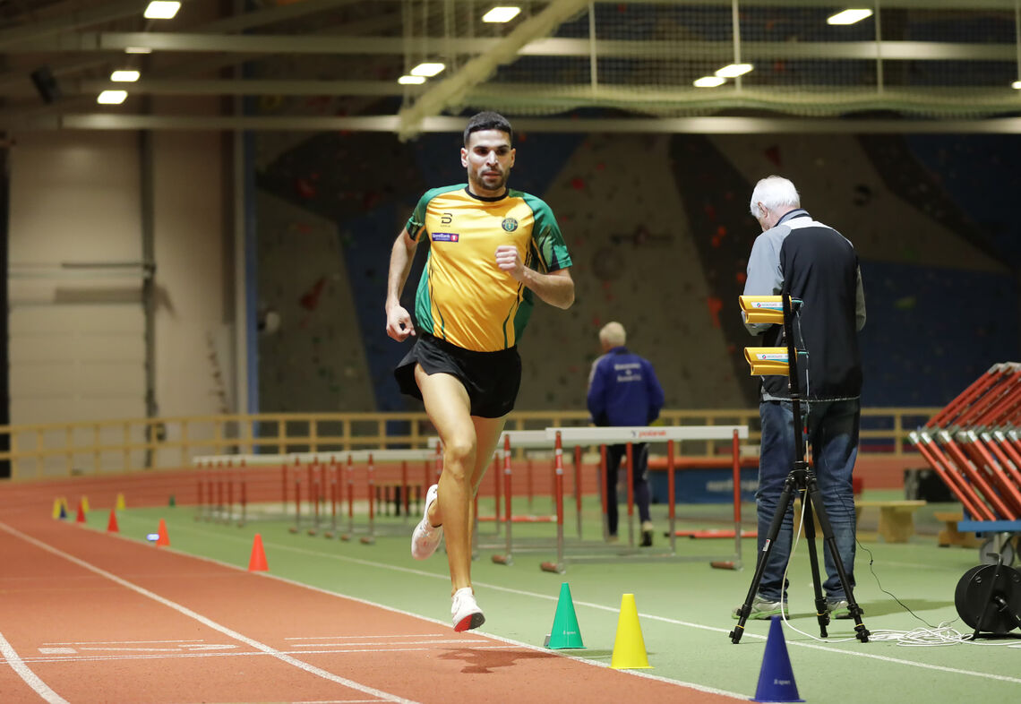 Jacob Boutera - i ny klubbdrakt - passerer 900 meter i Nes Arena på sin sterke 1500 meter. (Foto: Bjørn Hytjanstorp)