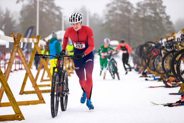 NM Triathlon 2021: Junior Casper Rønning på vei ut på sykkeldelen som andremann. (Foto: Sylvain Cavatz)