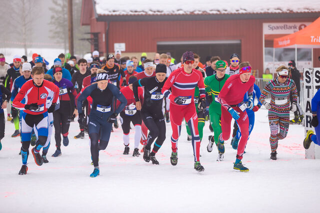 Startfeltet i seniorklassene med løping som første øvelse. (Foto: Sylvain Cavatz)