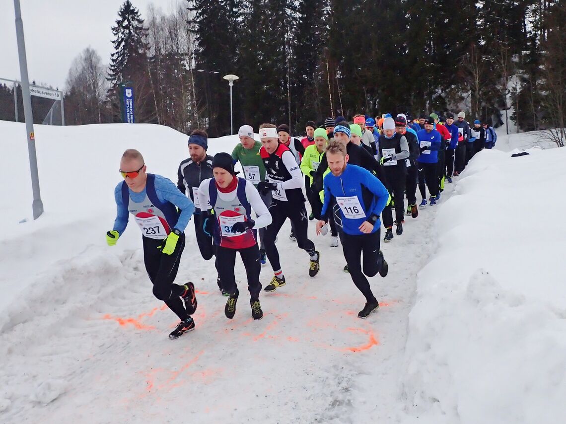 Det 10. og siste løpet i Vinterkarusellen skal etter planen arrangeres på Lørenskog 6. mars. Kanskje blir det utsatt. Bildet er fra starten på dette løpet i 2018. (Foto: Olav Engen)