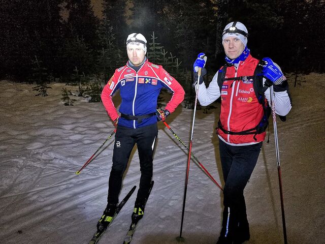 Vinner Marius Osvold (til v.) sammen med andremann Jørgen Stensløkken etter kanskje årets eneste duell i skisporet.