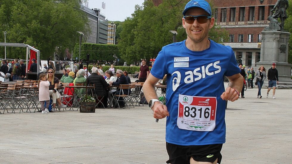 Didrik Hermansen, en av verdens beste ultraløpere, er også coach for mange norske løpere. Bildet er fra Ecotrail 80 km i 2017 der han vant og satte løyperekord. (Foto: Olav Engen)