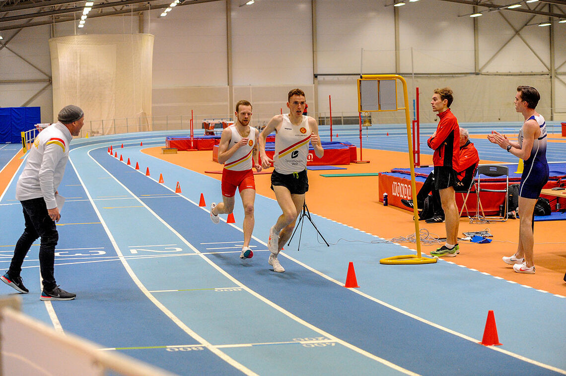Gulartrener Asgeir Thomassen sekunderer Marius Vedvik og Bjørnar Sandnes Lillefosse mot kvalifiseringskravet til EM på 3000 meter. (Alle foto: Arne Dag Myking)