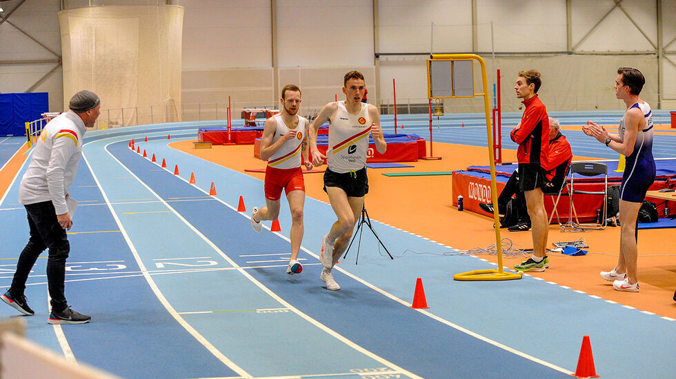Gulartrener Asgeir Thomassen sekunderer Marius Vedvik og Bjørnar Sandnes Lillefosse mot kvalifiseringskravet til EM på 3000 meter. (Alle foto: Arne Dag Myking)