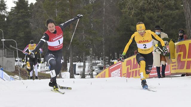 Lina Korsgren (til v.) og Britta Johansson Norgren side om side over målstreken. (Foto: Vasaloppet/Nisse Schmidt)