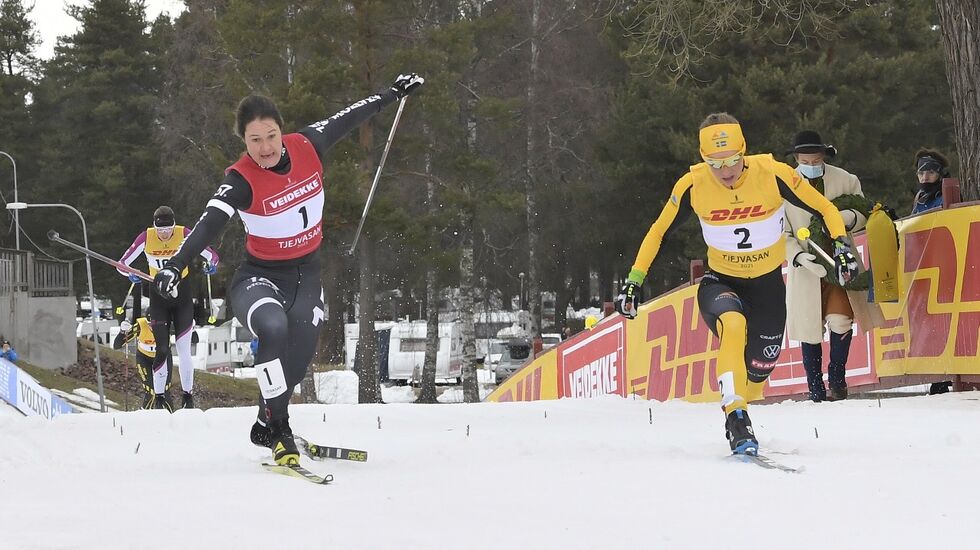 Lina Korsgren (til v.) og Britta Johansson Norgren side om side over målstreken. (Foto: Vasaloppet/Nisse Schmidt)