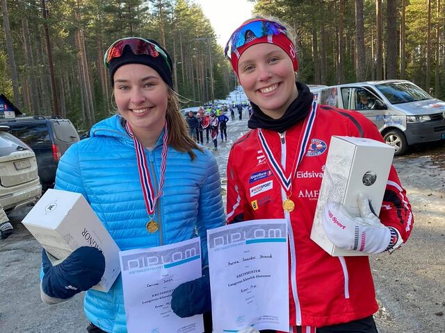 Blide Strandbygda-jenter (fra v.), Carina Sveen (K19/20 år) og Aurora Gaarder Strand (K17 år),  etter ha sikret seg hvert sitt KM gull på Liermoen. (Foto: Marianne Sveen)