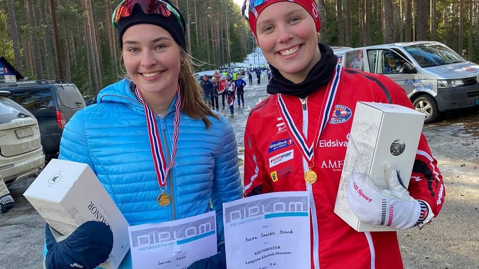 Blide Strandbygda-jenter (fra v.), Carina Sveen (K19/20 år) og Aurora Gaarder Strand (K17 år),  etter ha sikret seg hvert sitt KM gull på Liermoen. (Foto: Marianne Sveen)