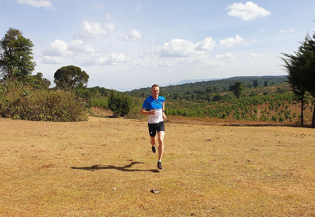 Sondre Nordstad Moen trives når han kan løpe i behagelig sommervær i det kenyanske høylandet. (Foto: Andreas Grøgaard)