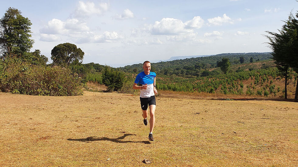 Sondre Nordstad Moen trives når han kan løpe i behagelig sommervær i det kenyanske høylandet. (Foto: Andreas Grøgaard)