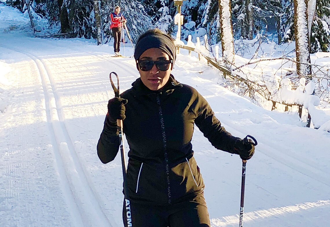 Norsk-somaliske Shurika Hansen jobber som journalist i Resett og er aktuell med boka «Min kamp for frihet». Sjøl om hun ikke er født med ski på beina, så betyr det mye for henne å være i bevegelse i naturen. (Foto: privat) 