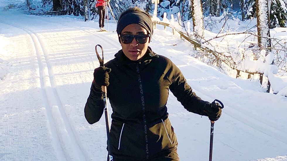 Norsk-somaliske Shurika Hansen jobber som journalist i Resett og er aktuell med boka «Min kamp for frihet». Sjøl om hun ikke er født med ski på beina, så betyr det mye for henne å være i bevegelse i naturen. (Foto: privat)