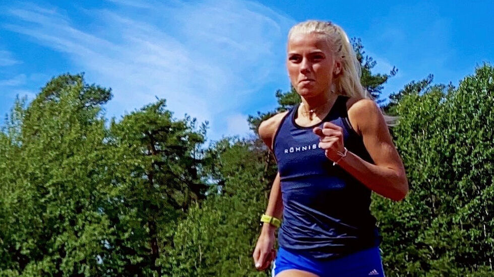 Julie Larsen gleder seg til sommeren og håper det blir noen løp å være med på. (Foto: privat)