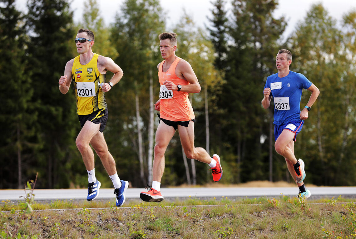 Langrennstrener Geir Endre Rogn (bakerst) har selv vært aktiv langrennsløper, men holder i dag formen ved like hovedsakelig gjennom løping. Her fra Perseløpet i september i fjor hvor han løp maraton på 2.29.37. (Foto: Bjørn Hytjanstorp)