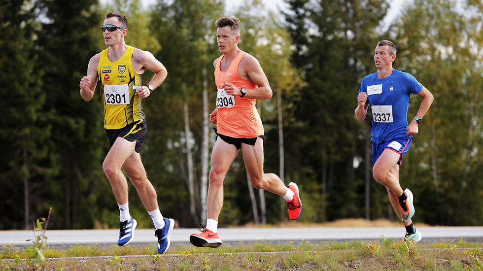 Langrennstrener Geir Endre Rogn (bakerst) har selv vært aktiv langrennsløper, men holder i dag formen ved like hovedsakelig gjennom løping. Her fra Perseløpet i september i fjor hvor han løp maraton på 2.29.37. (Foto: Bjørn Hytjanstorp)