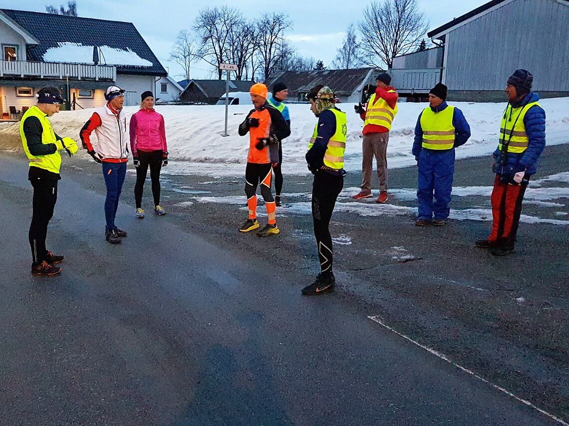 Ingen problemer for seks løpere og tre arrangører å holde koronaavstand ved fellesstarten i krysset i Byflaten. (Foto: Stein Arne Negård)