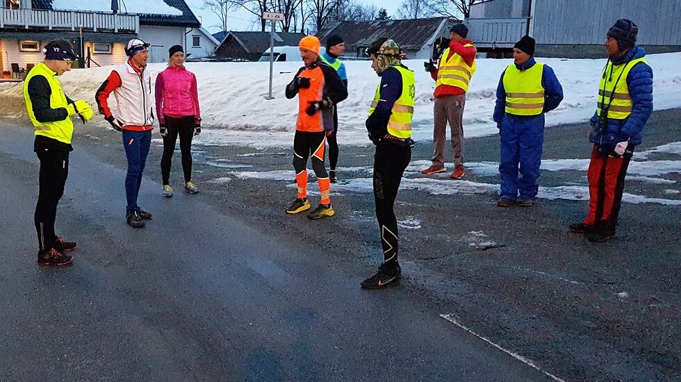 Ingen problemer for seks løpere og tre arrangører å holde koronaavstand ved fellesstarten i krysset i Byflaten. (Foto: Stein Arne Negård)