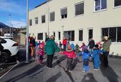 Kyrkjebakken barnehage framførte song og ringdans for dei frammøtte utanfor Dalavegen 2 på barnehagedagen.