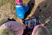 Bruk av digitalt mikroskop og iPad i skogen ved Notsete barnehage. Oppdraget for kloden: finna dyra som er i næringskjeda.