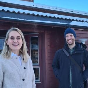 Bilde av kommunefarmasøyt Marianne Thoresen og kommuneoverlege Aslak Jaryd Johansen foran Melhus bedehus, hvor vaksineringen skjer