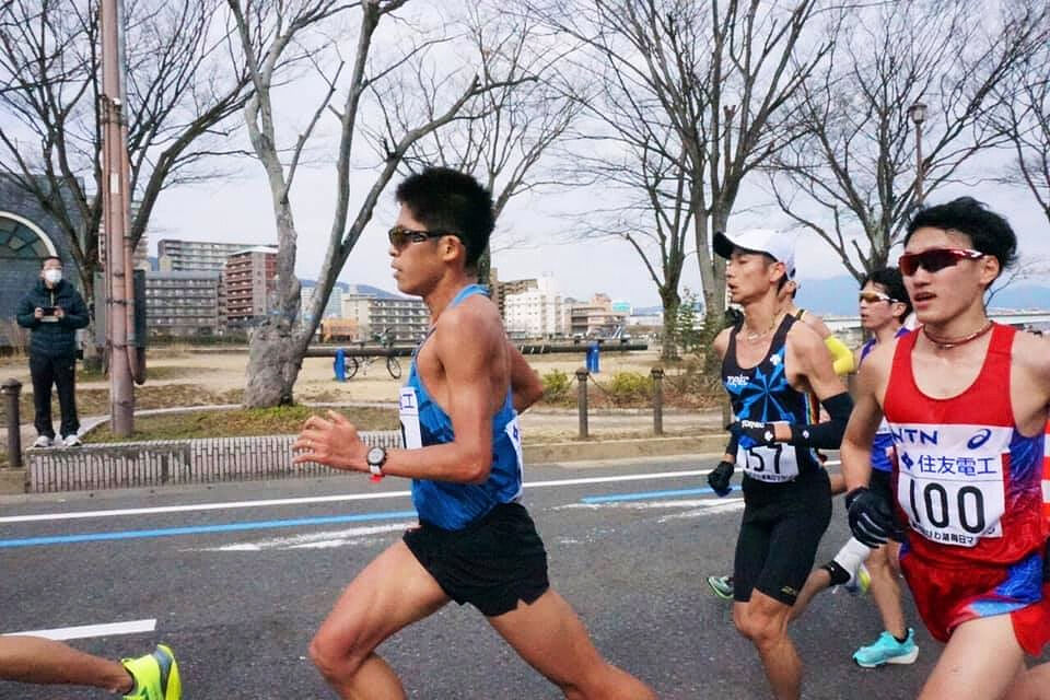 Yuki Kawauchi (til venstre) som i 2017 vant Oslo Maraton, fikk langt tøffere konkurranse i Lake Biwa Marathon. Der ble han bare nummer ti sjøl om han satte ny pers med 2.07.27. (Foto: Kawauchis Facebook-side)