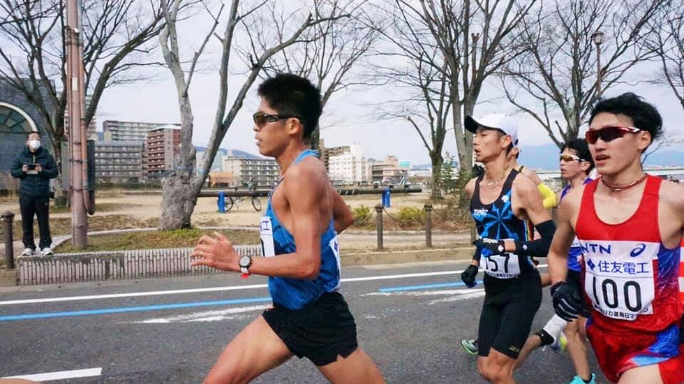 Yuki Kawauchi (til venstre) som i 2017 vant Oslo Maraton, fikk langt tøffere konkurranse i Lake Biwa Marathon. Der ble han bare nummer ti sjøl om han satte ny pers med 2.07.27. (Foto: Kawauchis Facebook-side)