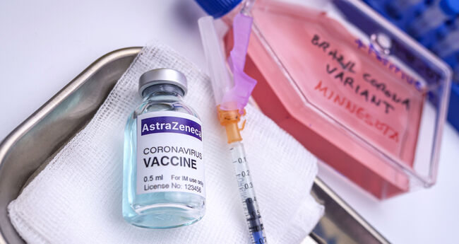 AstraZeneca-vaksinen - bilde av vaksineglass og sprøyte på brett
