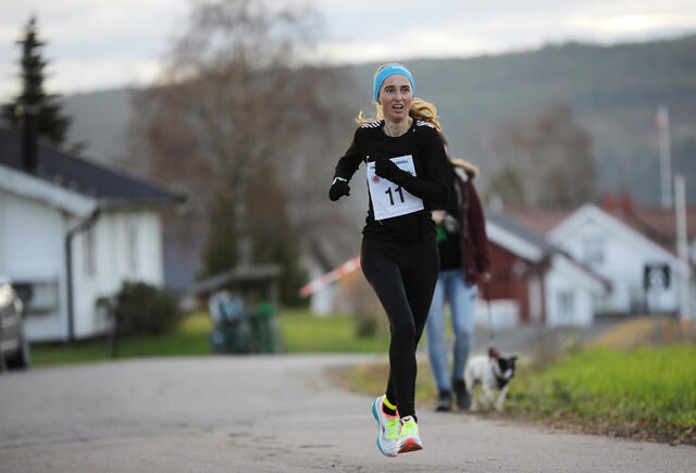 Kjersti Moody i fint driv under et av vinterkaruselløpa på Romerike. (Foto: Bjørn Hytjanstorp)