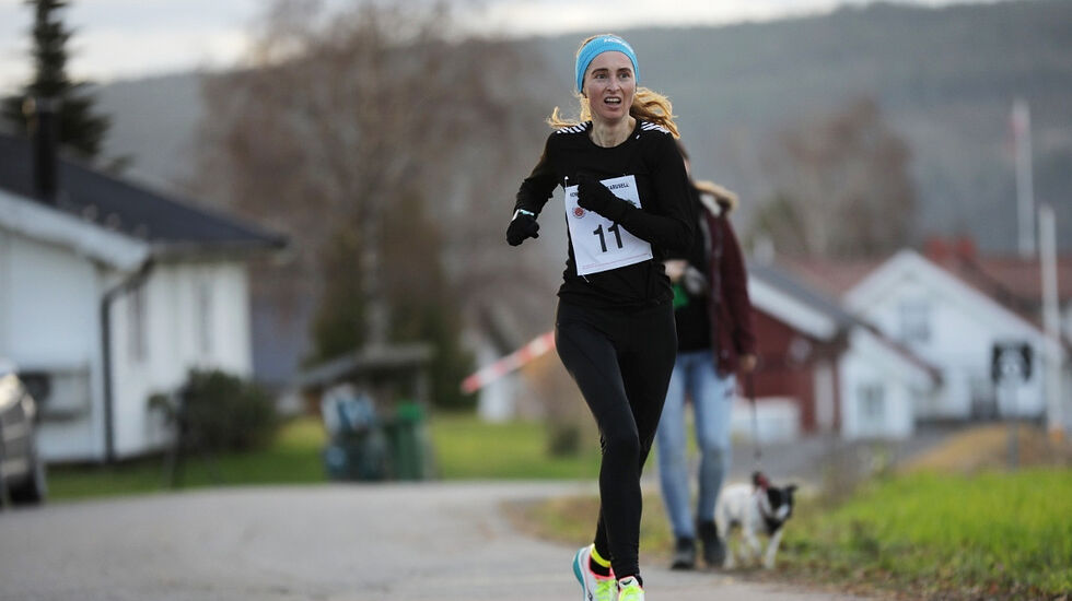 Kjersti Moody i fint driv under et av vinterkaruselløpa på Romerike. (Foto: Bjørn Hytjanstorp)